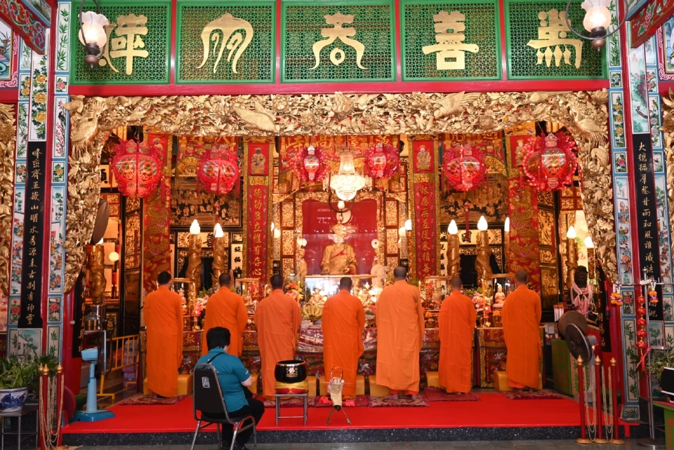 ประกอบพิธีจุดเทียนเปิดงานฉลองบรรลุธรรมหลวงปู่ไต้ฮง ปี 2568