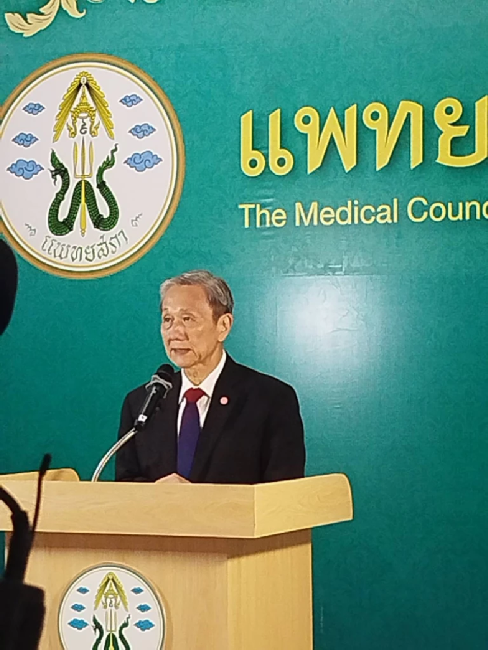 มติ แพทยสภา ลงโทษแพทย์ 3 ราย ปม ทักษิณ รักษาตัวชั้น 14 รพ.ตำรวจ