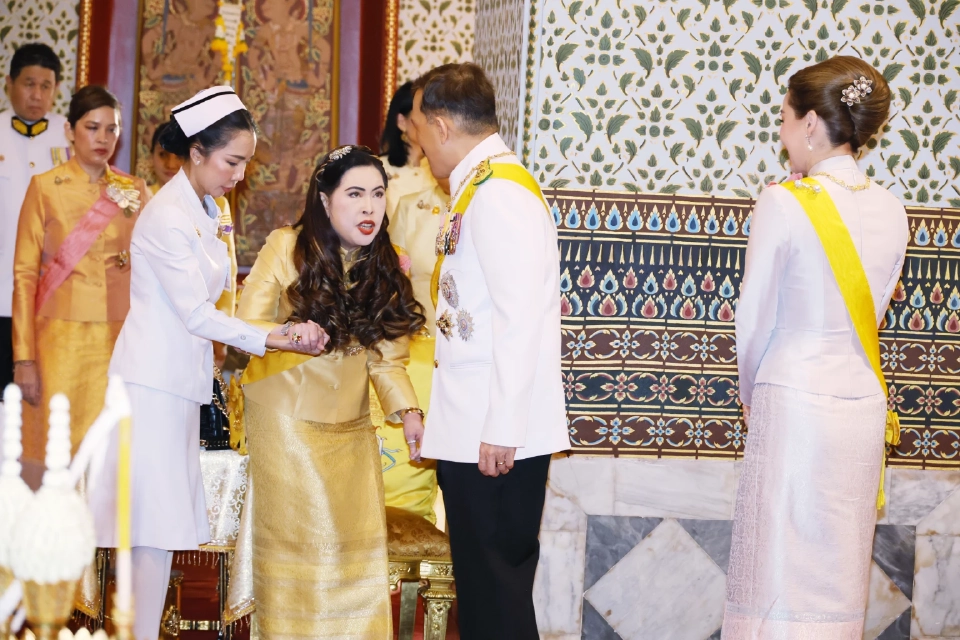 "ในหลวง - พระราชินี" เสด็จฯในการพระราชพิธีฉัตรมงคลปี 2568