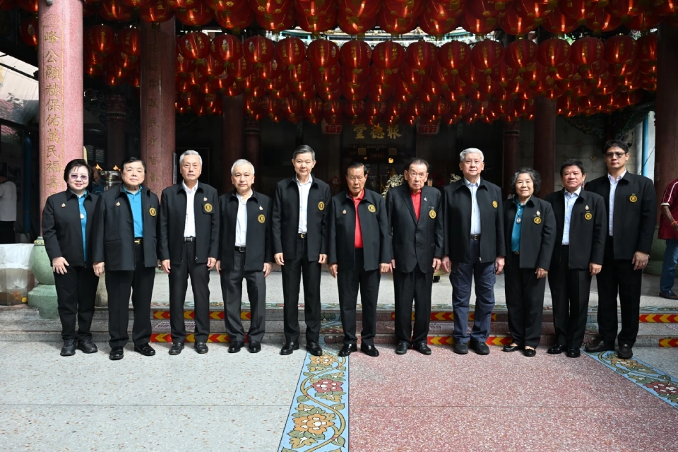 ประกอบพิธีจุดเทียนเปิดงานฉลองบรรลุธรรมหลวงปู่ไต้ฮง ปี 2568