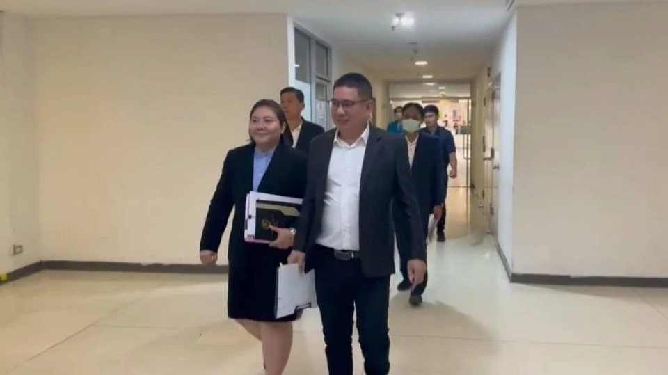 สว.พาเหรดรับข้อหาฮั้วเลือกตั้ง วันที่ 2 หลบสื่อ ปิดปากเงียบ