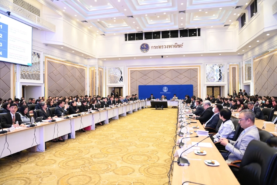 นายพิชัย นริพทะพันธุ์ รมว.พาณิชย์ เป็นประธานการประชุมมอบนโยบายการปฏิบัติงานแก่ผู้อำนวยการสำนักงานส่งเสริมการค้าในต่างประเทศ 