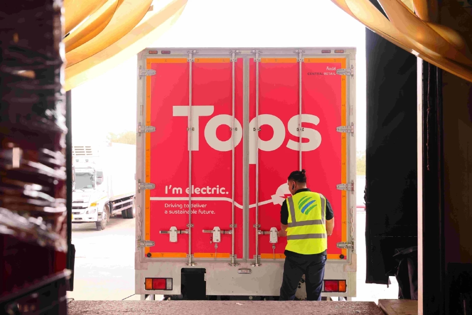 ท็อปส์ เดินหน้ากรีนโลจิสติกส์ เปิดตัว “EV TRUCK’ รถพลังไฟฟ้าขนส่งของสด