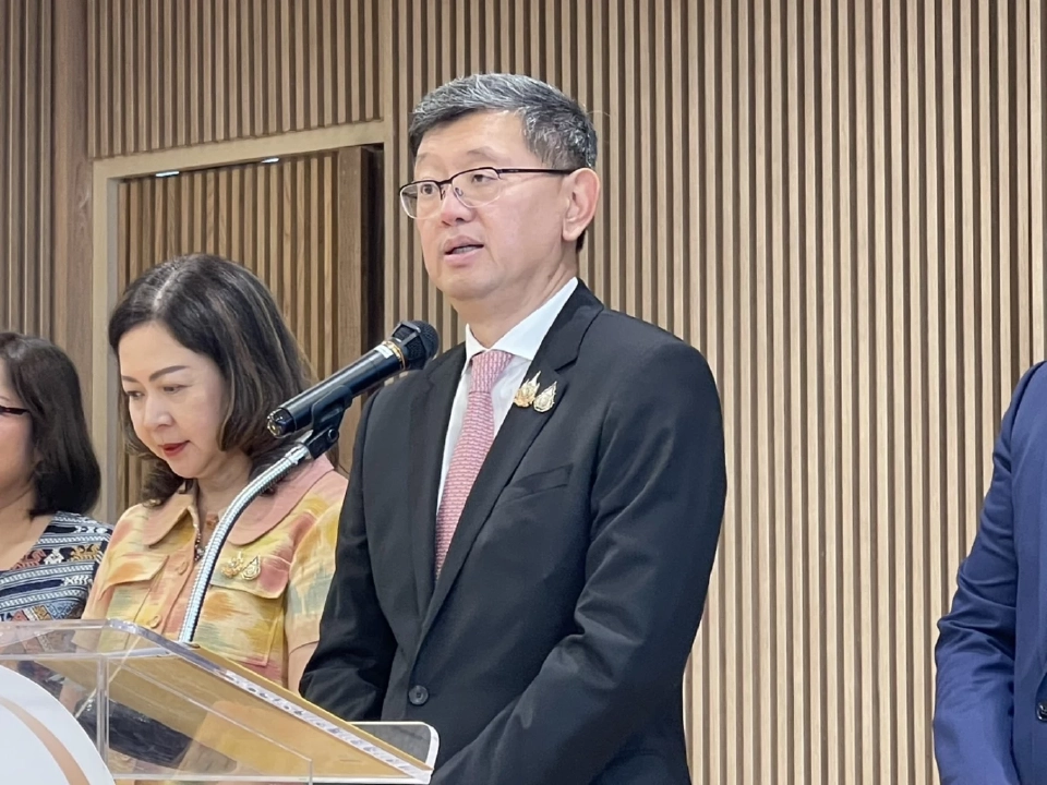 นายพชร อนันตศิลป์ ผู้อำนวยการสำนักงานบริหารหนี้สาธารณะ (สบน.) 