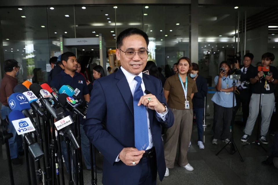 นรวิชญ์ หล้าแหล่ง โชว์เนคไทสีน้ำเงินที่ปักลายเซ็นของ ยิ่งลักษณ์ ชินวัตร พร้อมระบุว่า เนคไทเส้นนี้ ยิ่งลักษณ์ เป็นคนซื้อให้ ตั้งแต่สมัยท่านเป็นนายกฯ ใส่มา เพื่อระลึกถึง และแสดงให้เห็นว่า จัดทำคดีนี้อย่างเต็มที่