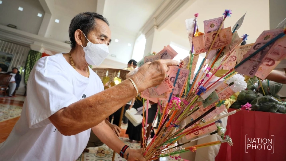 ผู้บริหารเครือเนชั่นทำบุญถวายผ้าป่าสามัคคี-มอบทุนการศึกษา
