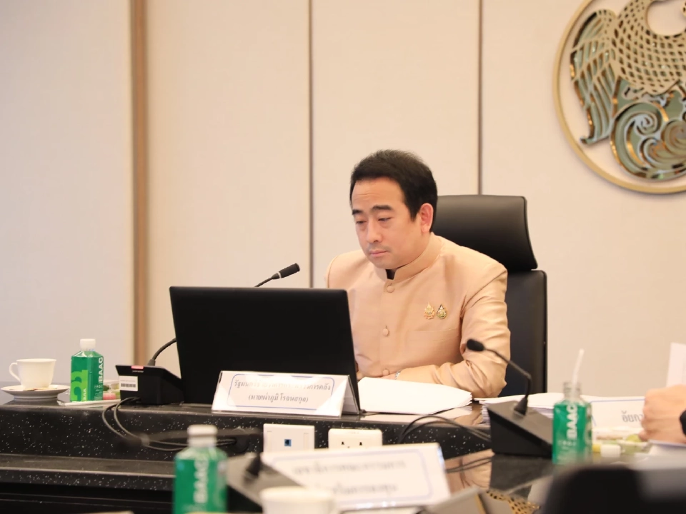 นายเผ่าภูมิ โรจนสกุล รัฐมนตรีช่วยว่าการกระทรวงการคลัง