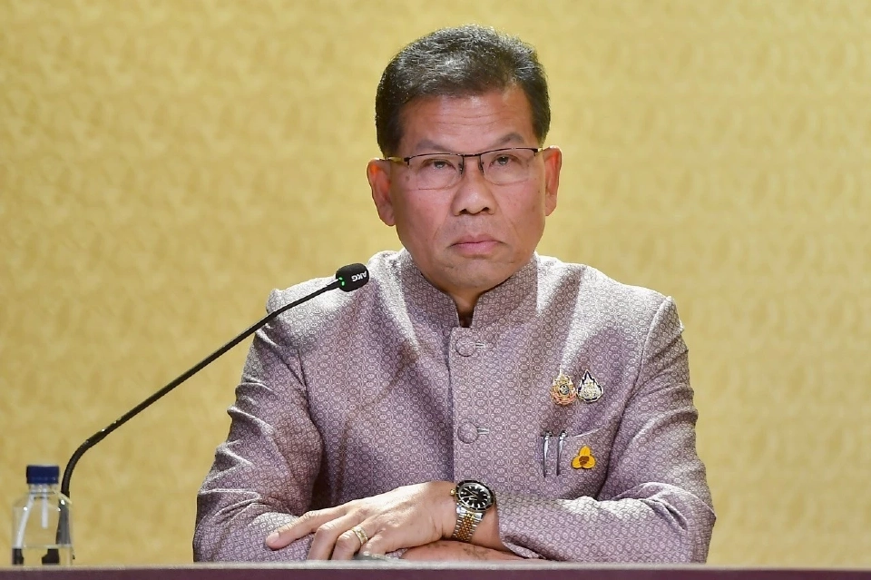 นายคารม พลพรกลาง