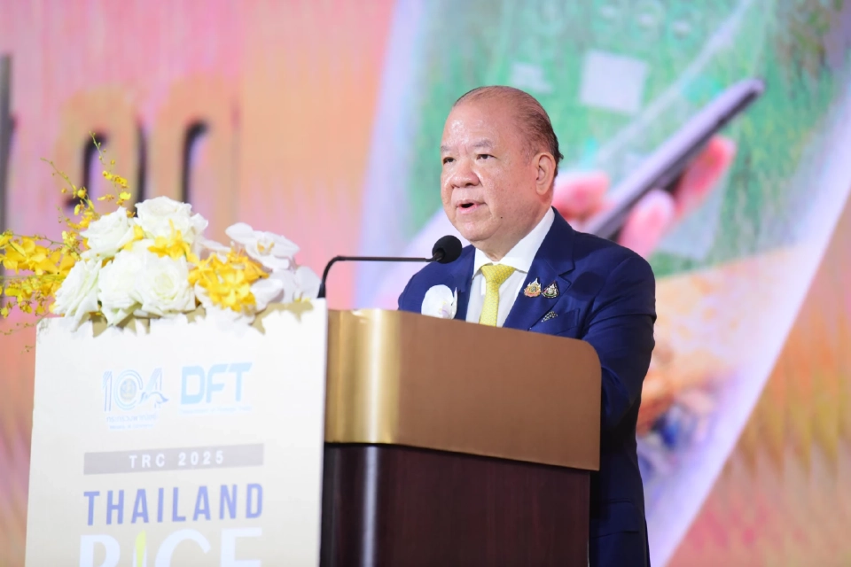 นายพิชัย นริพทะพันธุ์ รัฐมนตรีว่าการกระทรวงพาณิชย์ 