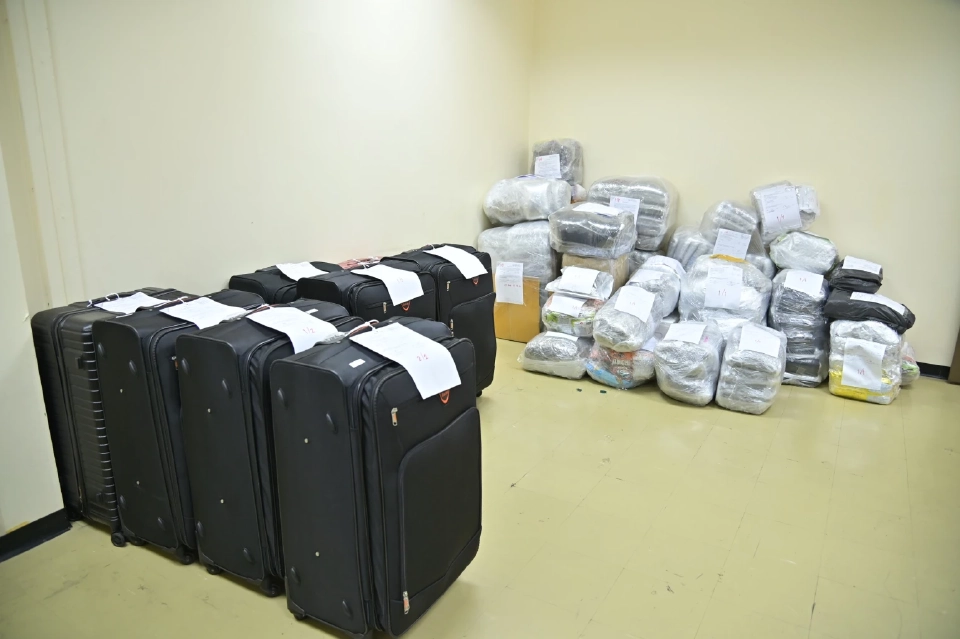 สมศักดิ์ แถลงจับต่างชาติลักลอบขนกัญชาออกนอกประเทศ 73 กก.