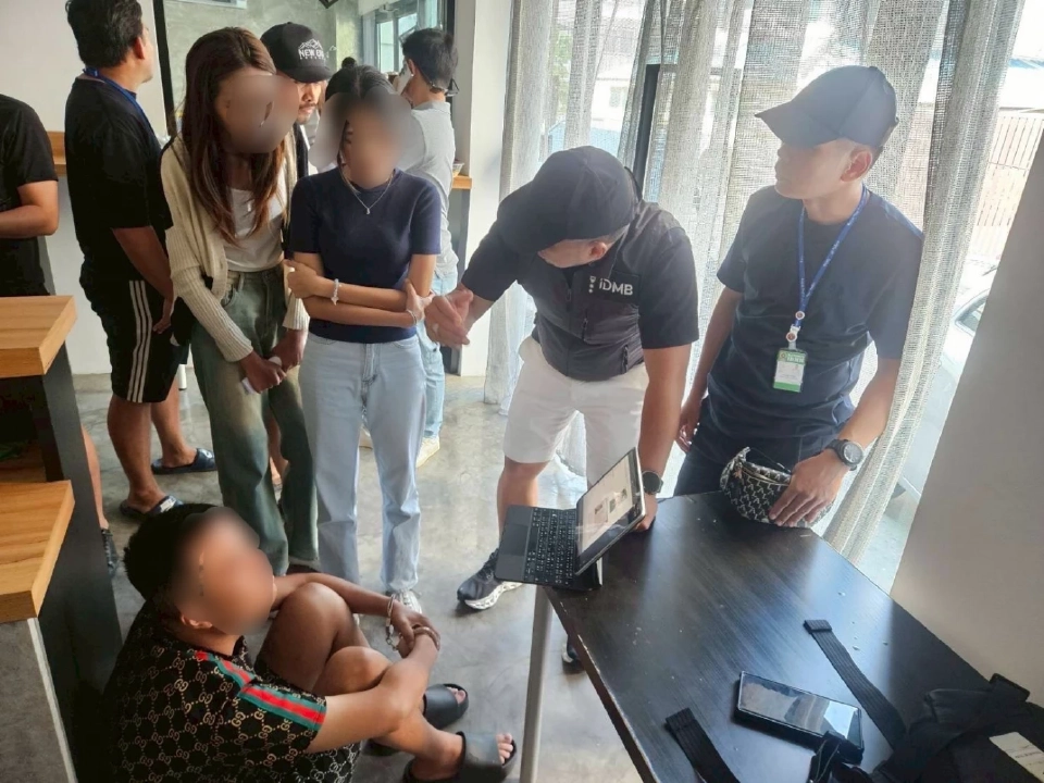 รวบแก๊งคอลเซ็นเตอร์จีน ยึดบัญชีม้า จนท.แบงก์เอี่ยวโกง 2,200 ล้าน