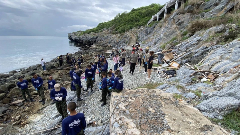 “กรมเจ้าท่า” ลุยขจัดคราบน้ำมัน หลังพบฝั่งแหลมเขาขาด จ.ชลบุรี