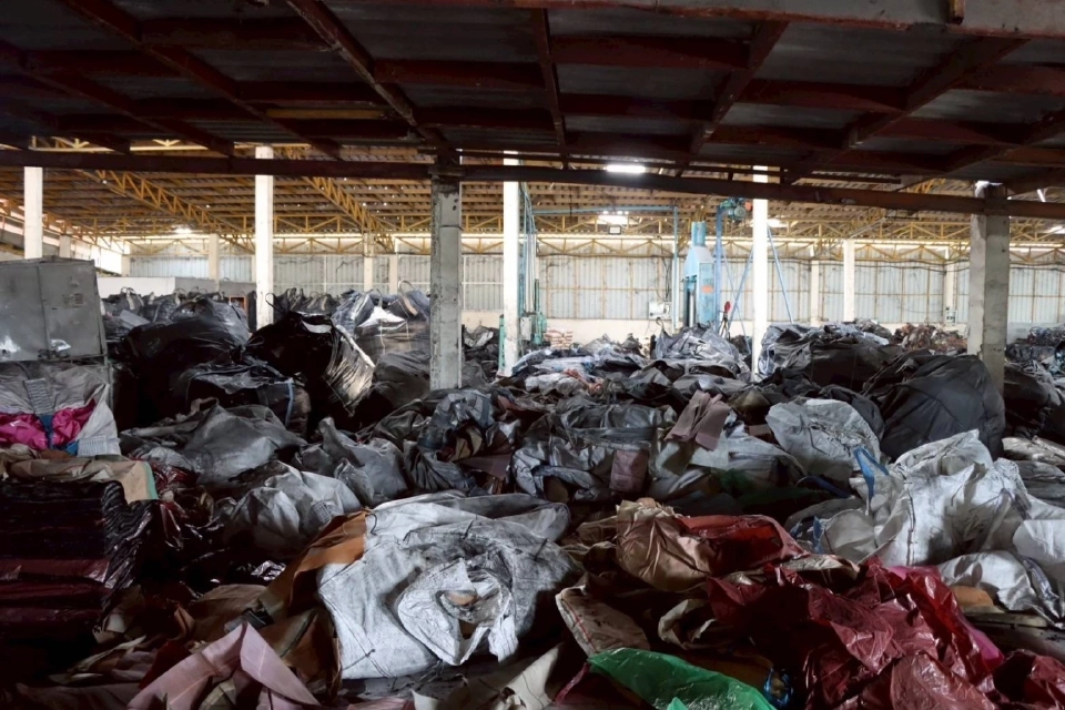 กระทรวงอุตฯรวบโรงงานเถื่อนลอบนำเข้าเศษยางกัมพูชากว่า 5 พันตัน 