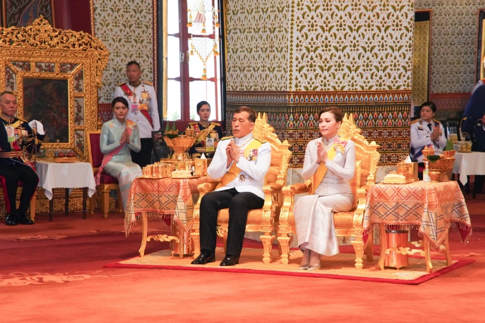 "ในหลวง - พระราชินี" เสด็จฯในการพระราชพิธีฉัตรมงคลปี 2568