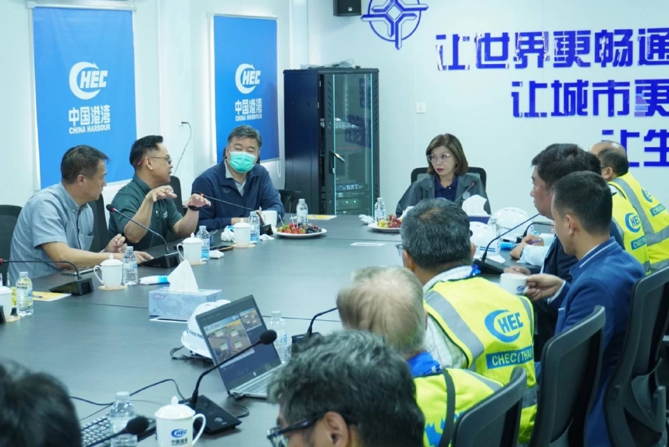 มนพร เจริญศรี 