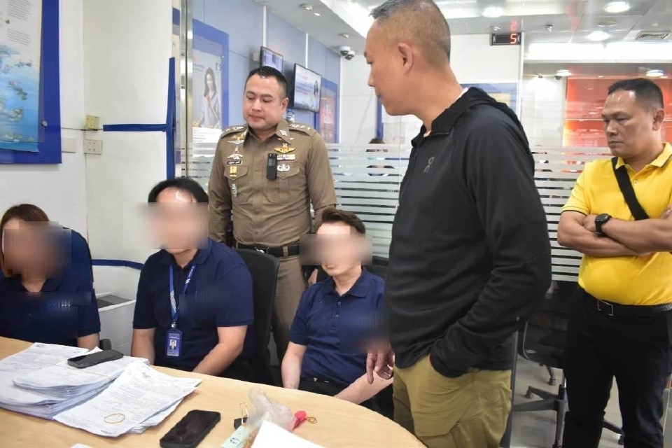 รวบแก๊งคอลเซ็นเตอร์จีน ยึดบัญชีม้า จนท.แบงก์เอี่ยวโกง 2,200 ล้าน