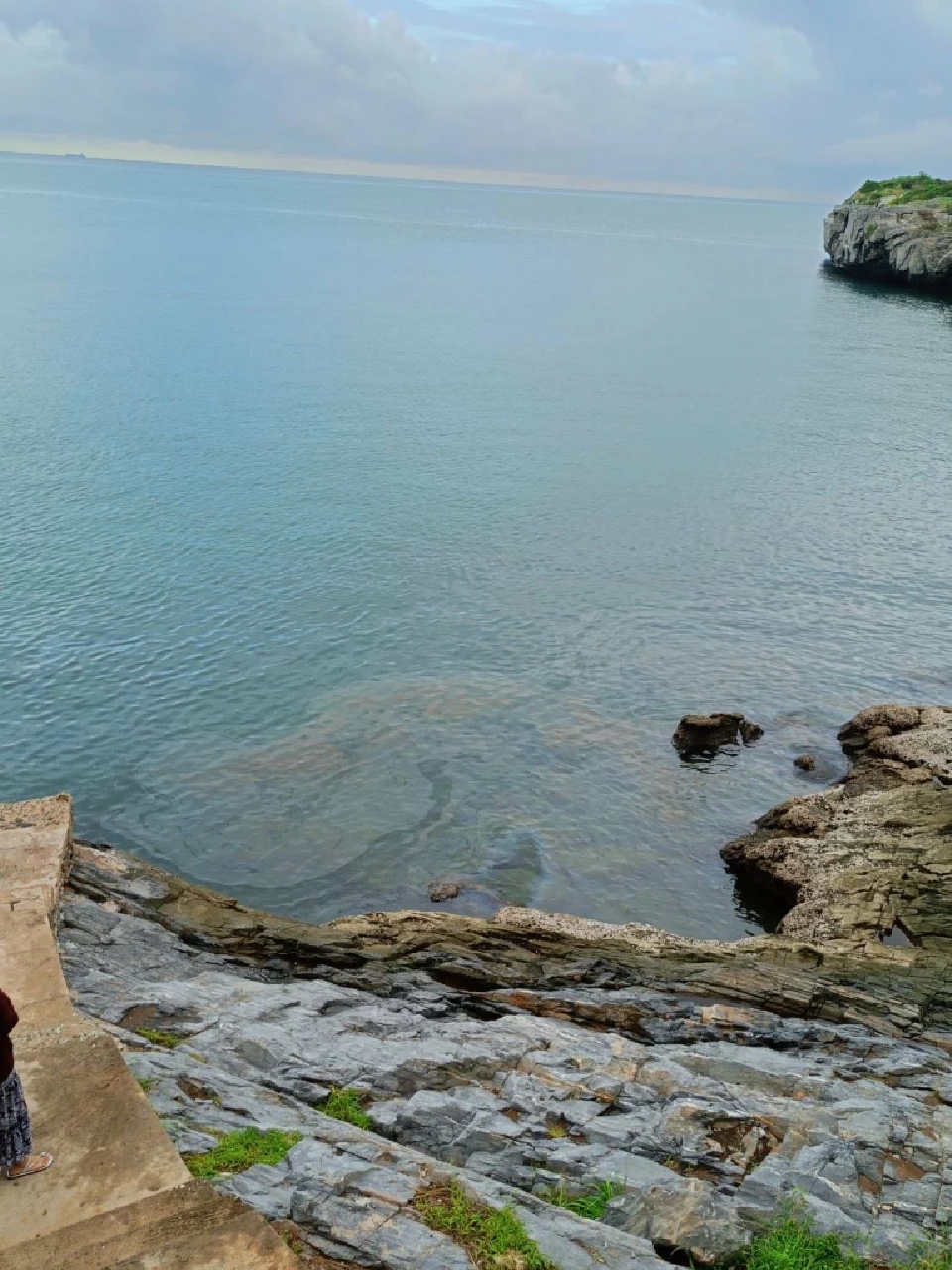 “กรมเจ้าท่า” ลุยขจัดคราบน้ำมัน หลังพบฝั่งแหลมเขาขาด จ.ชลบุรี