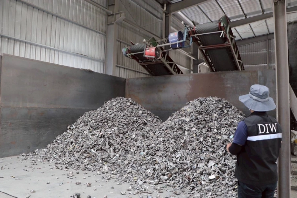 ทลายโรงงานศูนย์เหรียญ ฟรีโซน นำเข้าอลูมิเนียมปนเปื้อน 1,600 ตัน