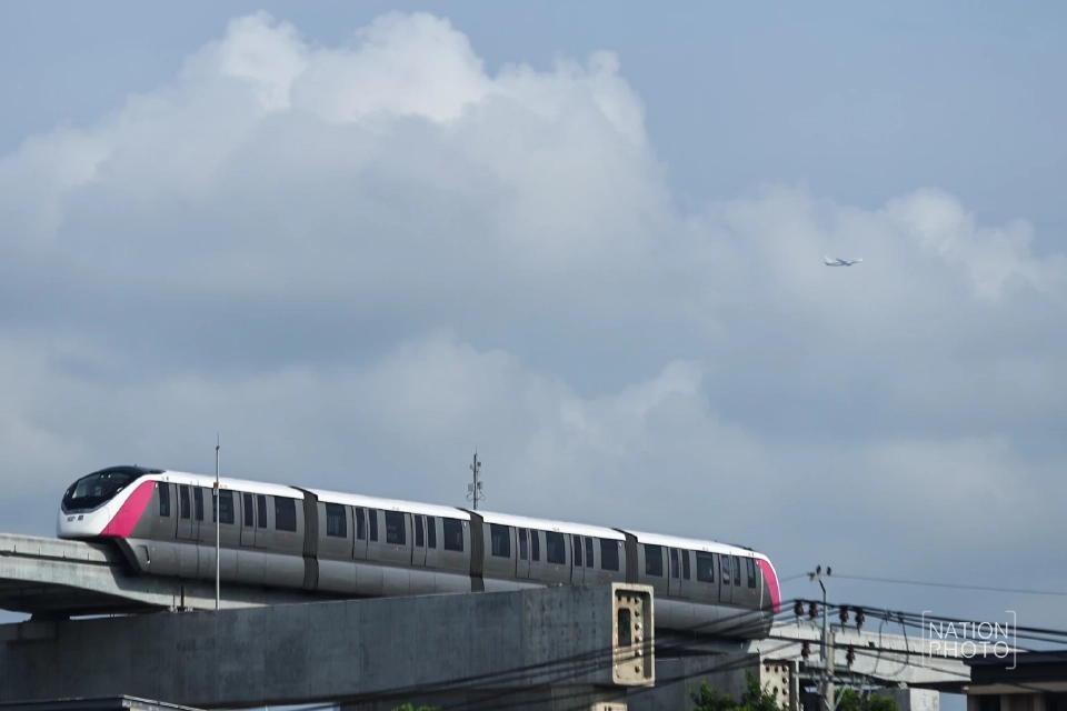 ทดลองนั่งฟรี รถไฟฟ้าสายสีชมพู "น้องนมเย็น" เข้าเมืองทองธานี