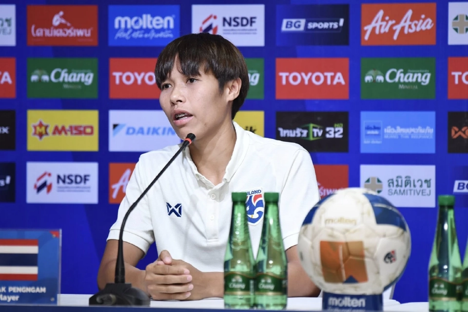 “เสาวลักษ์ เพ็งงาม” กองหน้าฟุตบอลหญิงทีมชาติไทย เ