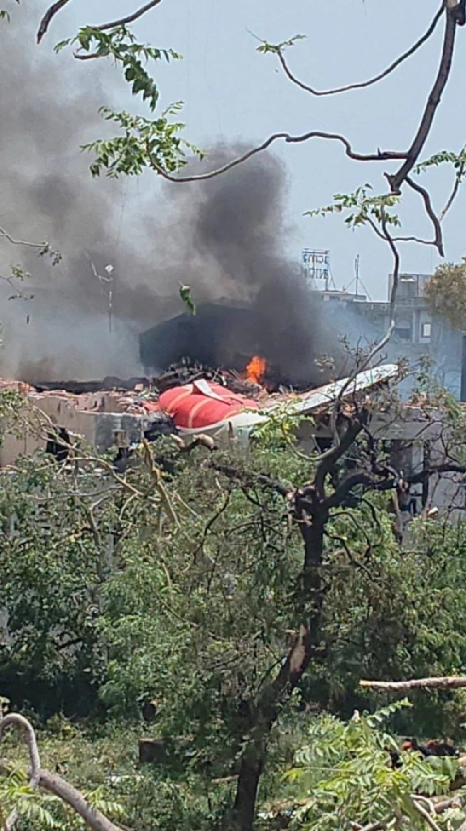 ด่วน เครื่องบินสายการบิน "แอร์อินเดีย" ตก ใกล้สนามบินอาห์เมดาบัด