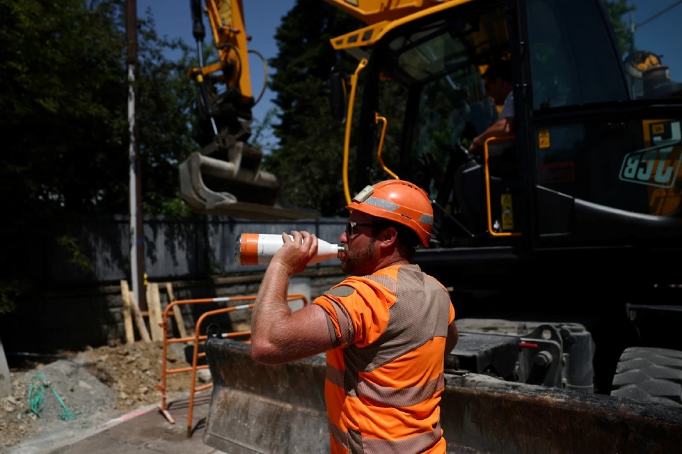 คนงานกำลังดื่มน้ำในบริเวณไซต์ก่อสร้างในวันที่อากาศอบอุ่นและมีแดดในเมืองน็องต์ ขณะที่คลื่นความร้อนพัดถล่มฝรั่งเศส เมื่อวันที่ 20 มิถุนายน 2025