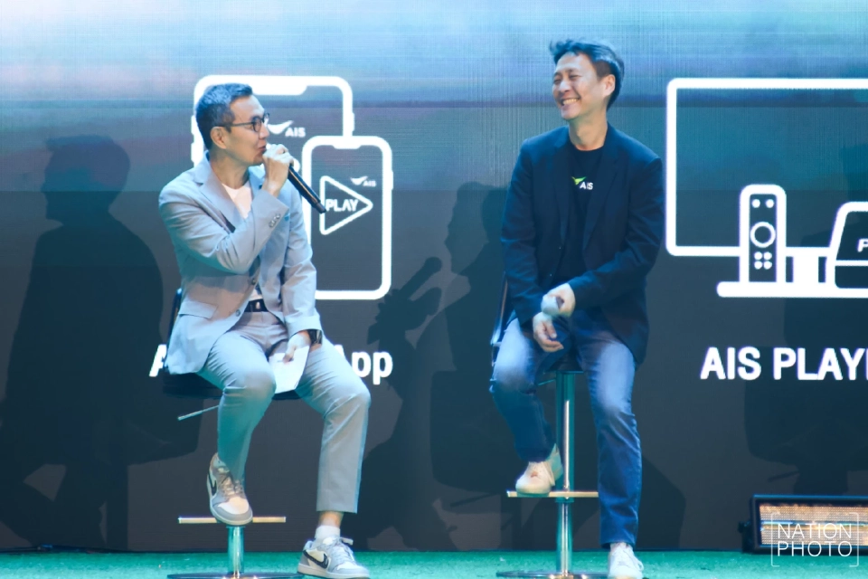 ดร.โสรัชย์ อัศวะประภา ประธานเจ้าหน้าที่บริหารบริษัท จัสมิน อินเตอร์เนชั่นแนล จำกัด (มหาชน) และ นายปรัธนา ลีลพนัง หัวหน้าคณะผู้บริหารกลุ่มลูกค้าทั่วไป AIS