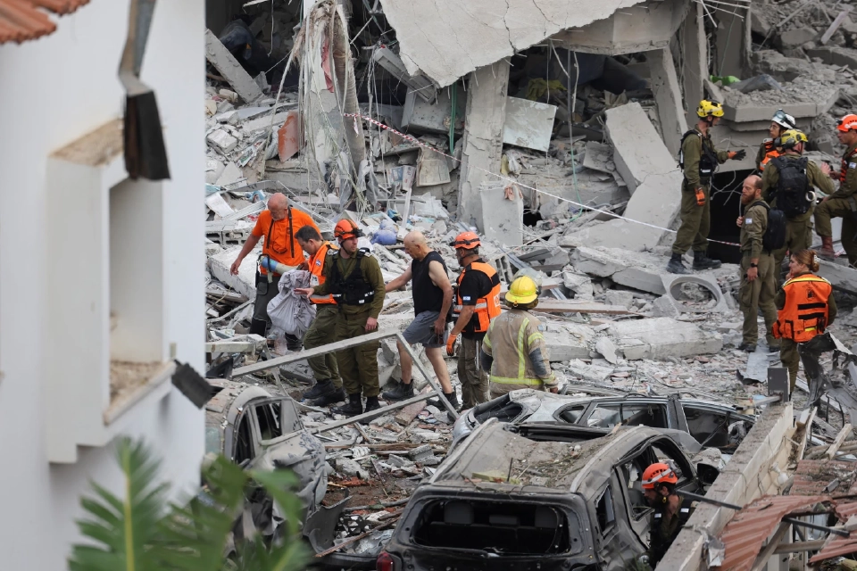 แฟ้มภาพจากรอยเตอร์ ผลพวงจากการโจมตีด้วยขีปนาวุธของอิหร่านต่ออิสราเอลในริชอน เลซิออน-2