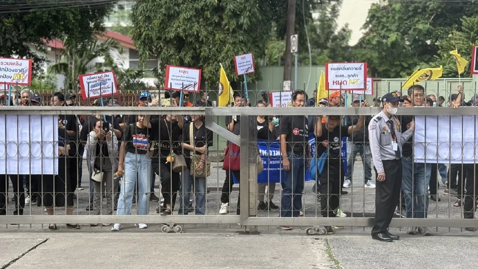 ผู้ชุมนุมสหภาพแรงงานรัฐวิสาหกิจ บริษัท โทรคมนาคมแห่งชาติ จำกัด (มหาชน) คัดค้านการประมูลคลื่นความถี่ ของกสทช.