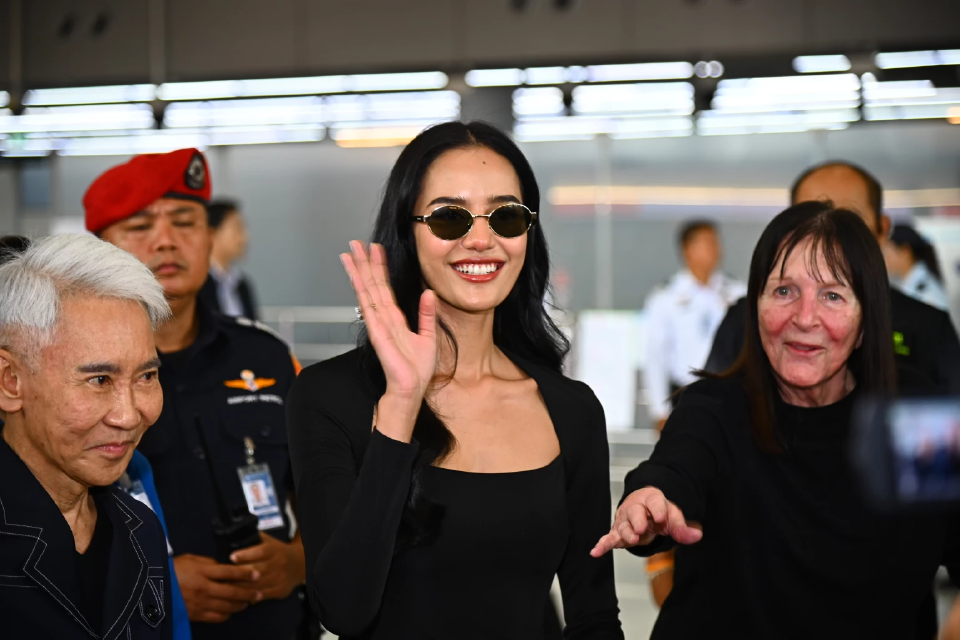 “โอปอล สุชาตา” มิสเวิลด์ 2025 มงฟ้าคนแรกในประวัติศาสตร์ เดินทางกลับถึงประเทศไทย
