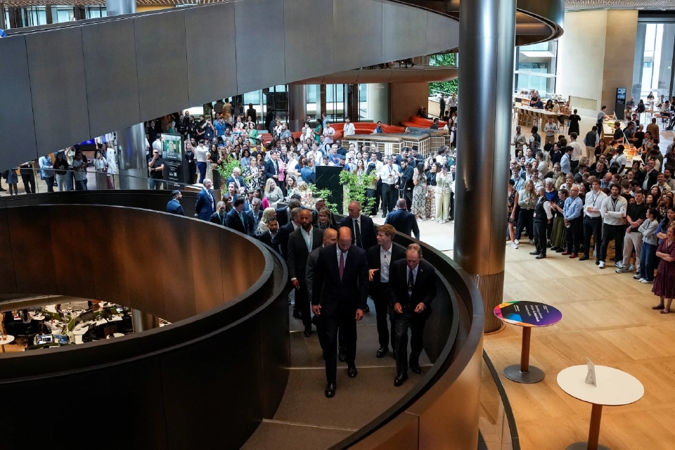 เจ้าชายวิลเลียม เจ้าชายแห่งเวลส์แห่งอังกฤษ ทรงเดินเคียงข้างไมเคิล อาร์. บลูมเบิร์ก อดีตนายกเทศมนตรีเมืองนิวยอร์ก ในงาน &quot;Leading with Impact&quot; ซึ่งเป็นส่วนหนึ่งของ สัปดาห์ปฏิบัติการ ด้านสภาพอากาศ แห่งลอนดอน ณ สำนักงานใหญ่ของบลูมเบิร์กในกรุงลอนดอน ประเทศอังกฤษ เมื่อวันที่ 24 มิถุนายน 2025