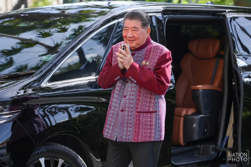 นายภูมิธรรม เวชยชัย รองนายกรัฐมนตรี และ รัฐมนตรีว่าการกระทรวงกลาโหม 