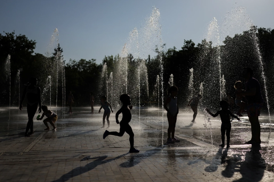 เด็กๆ เล่นน้ำพุ ขณะที่คลื่นความร้อนพัดถล่มกรุงเอเธนส์ ประเทศกรีซ เมื่อวันที่ 27 มิถุนายน 2025 REUTERS