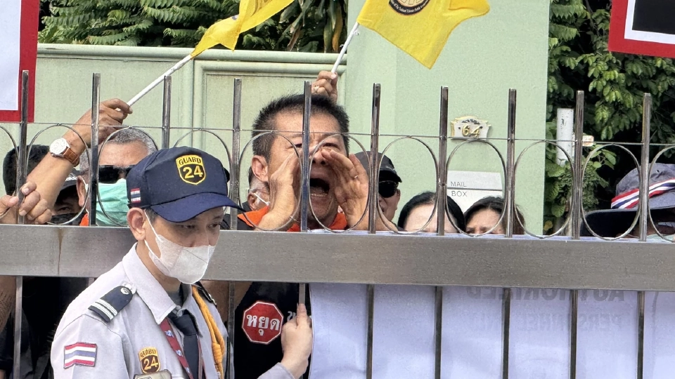 ผู้ชุมนุมสหภาพแรงงานรัฐวิสาหกิจ บริษัท โทรคมนาคมแห่งชาติ จำกัด (มหาชน) คัดค้านการประมูลคลื่นความถี่ ของกสทช.