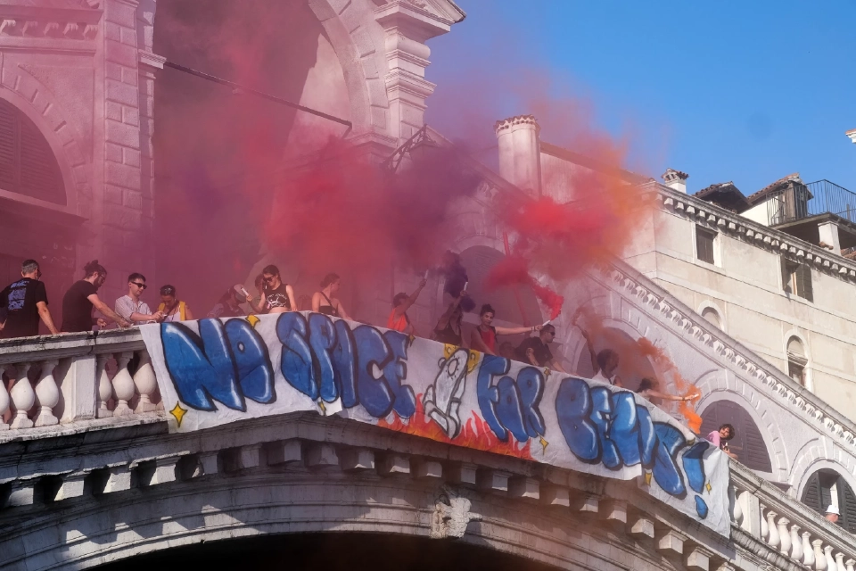 แฟ้มภาพจากรอยเตอร์: ป้ายประท้วง การตัดงานแต่งงานสุดหรูของมหาเศรษฐี เจฟฟ์ เบโซส์ ผู้ก่อตั้ง Amazon และลอเรน ซานเชซ นักข่าวในเมืองเวนิส ประเทศอิตาลี