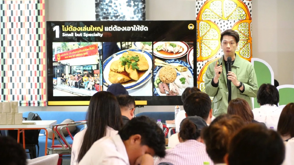 นายธนพงศ์ วงศ์ชินศรี หรือ ต่อ เพนกวิน เจ้าของร้านอาหาร Penguin Eat Shabu 