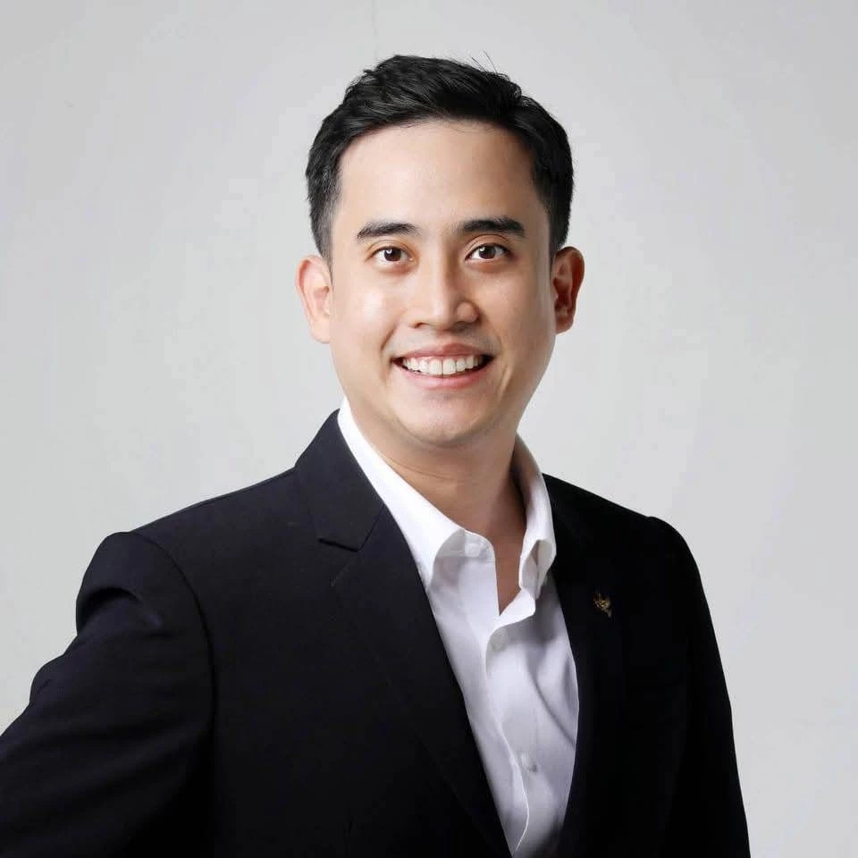 ผศ. ดร.เอกพล เธียรถาวร อาจารย์ประจำคณะวารสารศาสตร์และสื่อสารมวลชนมหาวิทยาลัยธรรมศาสตร์ (มธ.)