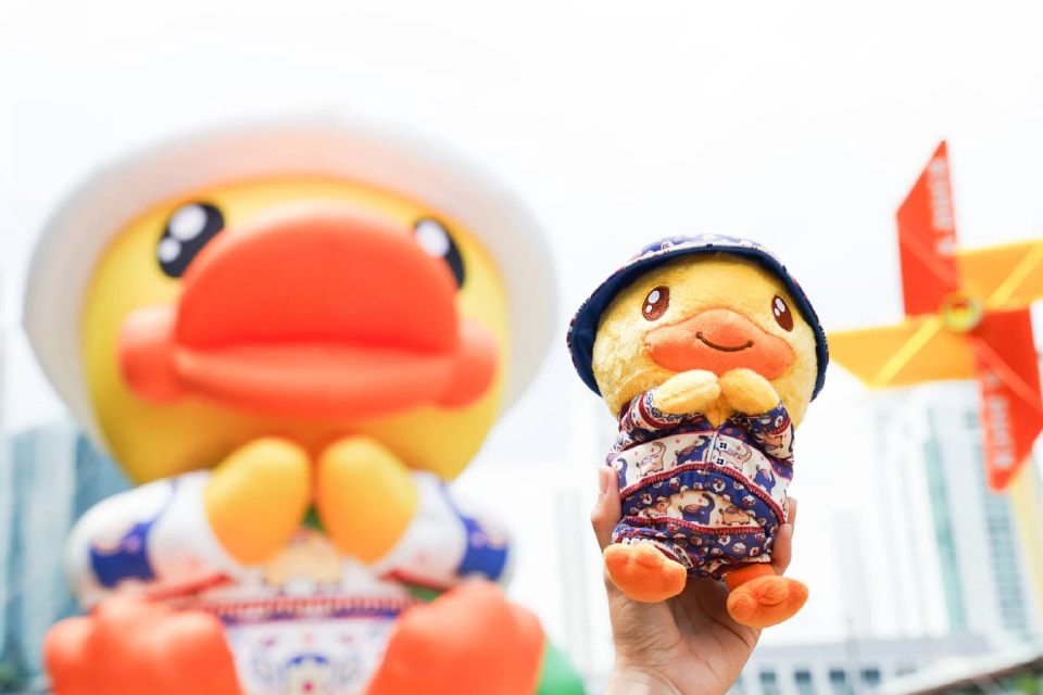 เที่ยวกรุงเทพ สนุกกับ 2 มาสคอตดังก้องโลก เป็ดเหลือง B.Duck คิวท์ๆ โกโกวาสุดปัง