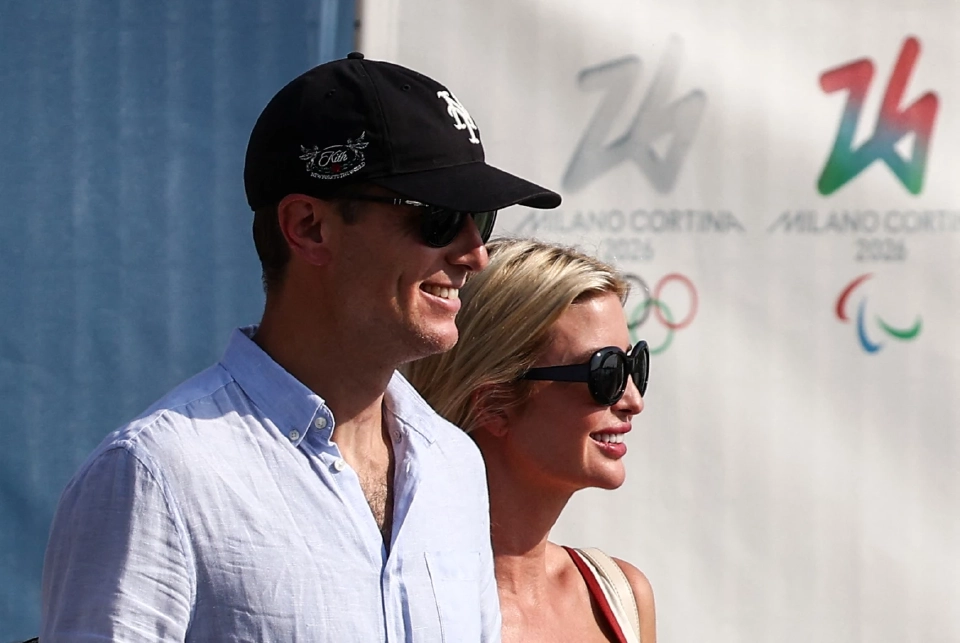 อิวานกา ทรัมป์ ลูกสาวของประธานาธิบดีโดนัลด์ ทรัมป์แห่งสหรัฐอเมริกา และจาเร็ด คุชเนอร์ สามีของเธอ เดินเล่นที่สนามบินเวนิส ก่อนงานแต่งงานที่คาดว่าจะเกิดขึ้นระหว่างเจฟฟ์เบโซส ผู้ก่อตั้ง Amazon และลอเรน ซานเชซ ในเมืองเวนิส ประเทศอิตาลี เมื่อวันที่ 24 มิถุนายน 2025 REUTERS