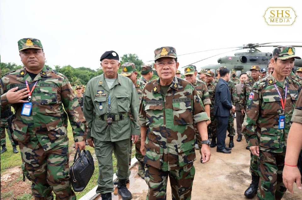 "ฮุน เซน" จัดเต็มแต่งชุดทหาร ลงพื้นที่จังหวัดอุดรมีชัย ใกล้ชายแดนไทย