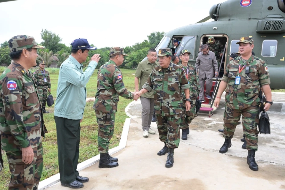 "ฮุน เซน" จัดเต็มแต่งชุดทหาร ลงพื้นที่จังหวัดอุดรมีชัย ใกล้ชายแดนไทย