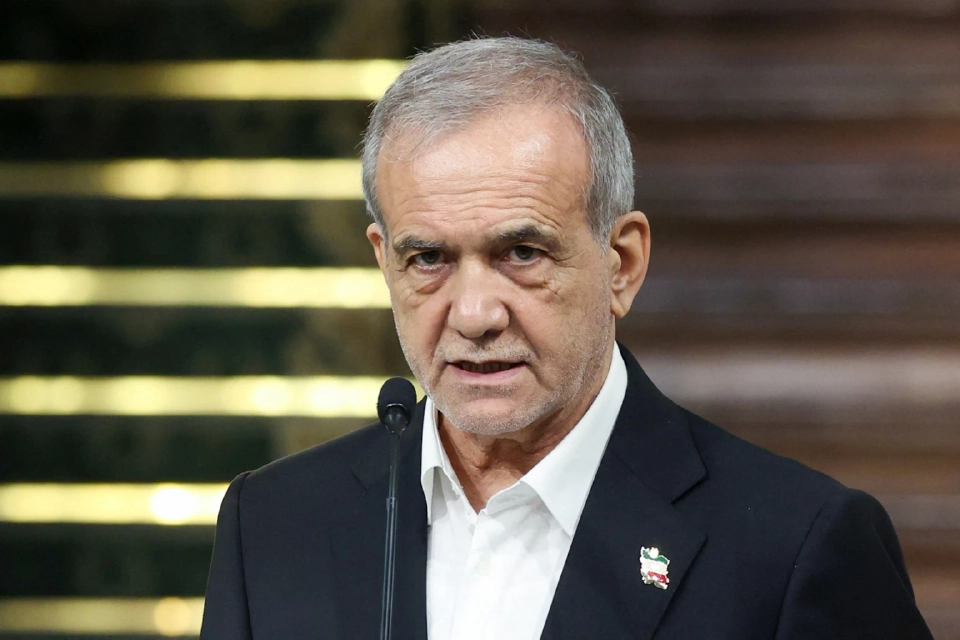 ประธานาธิบดีมาซูด เปเซชเคียนแห่ง อิหร่านกล่าวระหว่างการแถลงข่าวร่วมกับนายกรัฐมนตรีเชห์บาซ ชารีฟแห่งปากีสถาน (ไม่ปรากฏในภาพ) ในกรุงเตหะราน ประเทศอิหร่านเมื่อวันที่ 26 พฤษภาคม 2025