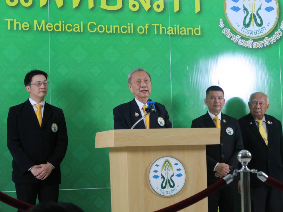 เปิดขั้นตอนหลังแพทยสภามีมติฟัน 3 หมอ รับโทษจริยธรรม คดีทักษิณ