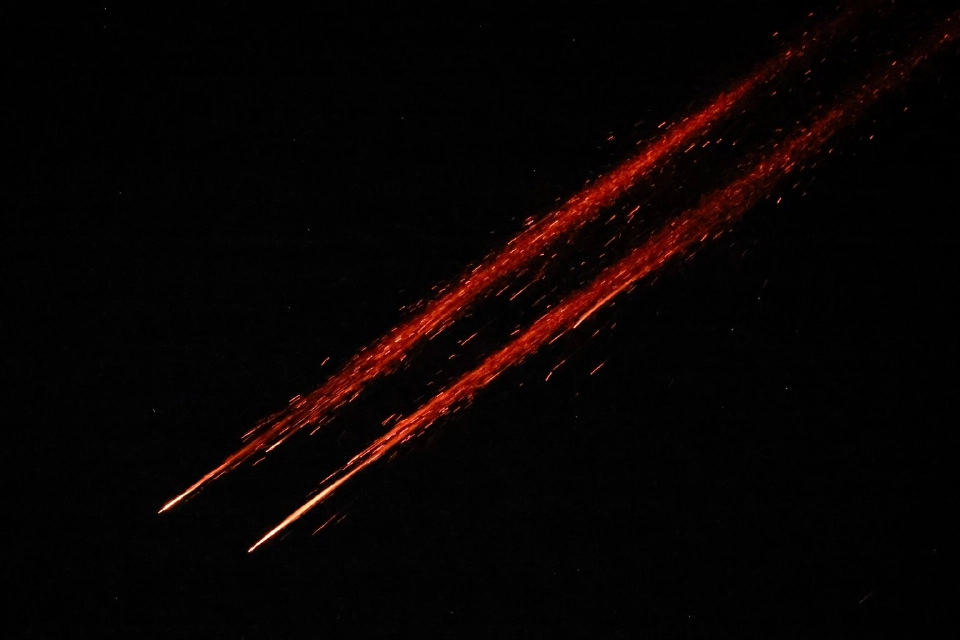 แฟ้มภาพจากรอยเตอร์ ขีปนาวุธที่ถูกยิงจากอิหร่านไปยังอิสราเอลมองเห็นได้จากทูบาส