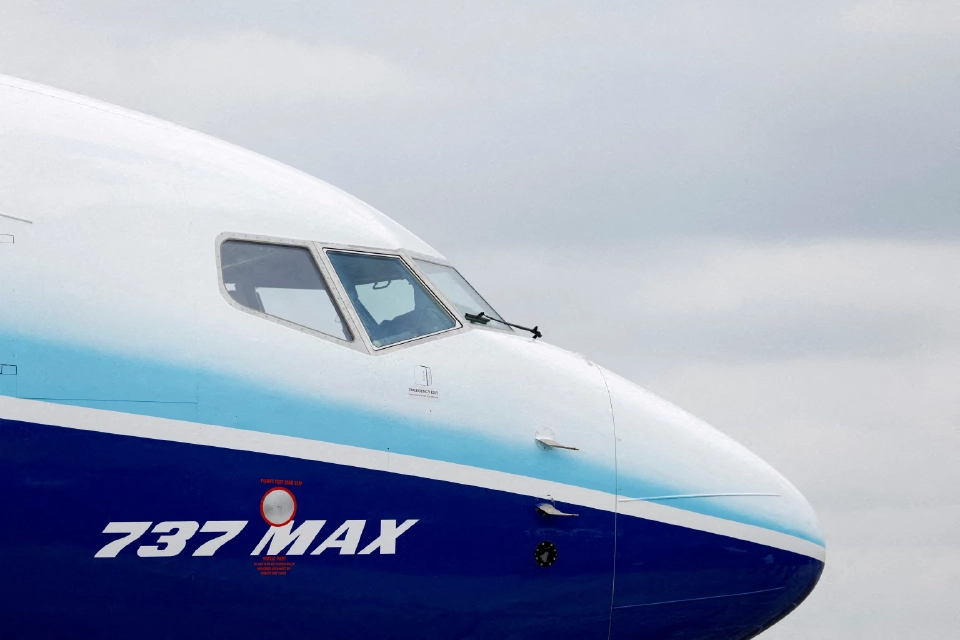 เครื่องบิน โบอิ้ง 737 MAX จัดแสดงที่งาน Farnborough International Airshow ในฟาร์นโบโรห์ ประเทศอังกฤษ เมื่อวันที่ 20 กรกฎาคม 2022 REUTERS