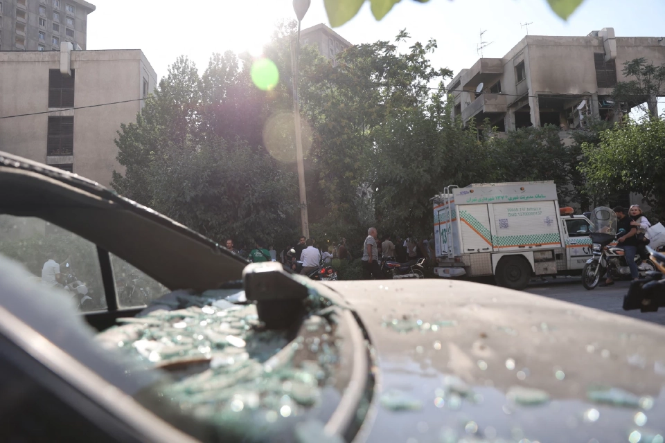 แฟ้มภาพจากรอยเตอร์ ผู้คนรวมตัวกันบนถนน หลังจากการโจมตีของอิสราเอล ในกรุงเตหะราน ประเทศอิหร่าน