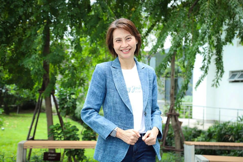 นางสาวเทพนารี เศรษฐเสรี