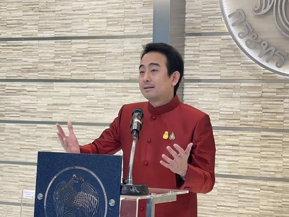 นายเผ่าภูมิ โรจนสกุล รัฐมนตรีช่วยว่าการกระทรวงการคลัง 