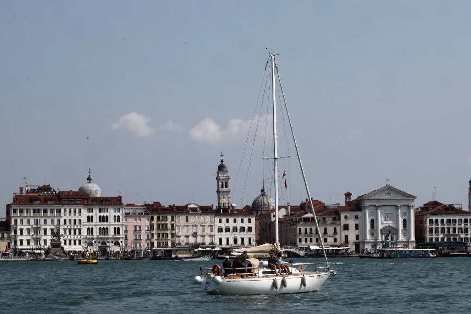 มุมมองทั่วไปของเมืองเวนิสพร้อมเรือใบในทะเลสาบก่อนงานแต่งงานที่คาดว่าจะเกิดขึ้นระหว่างผู้ก่อตั้ง Amazon เจฟฟ์เบโซสและลอเรน ซานเชซ ในเมืองเวนิส ประเทศอิตาลี เมื่อวันที่ 22 มิถุนายน 2025 REUTERS