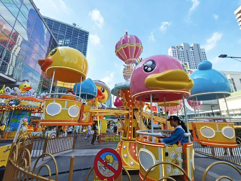 เที่ยวกรุงเทพ สนุกกับ 2 มาสคอตดังก้องโลก เป็ดเหลือง B.Duck คิวท์ๆ โกโกวาสุดปัง